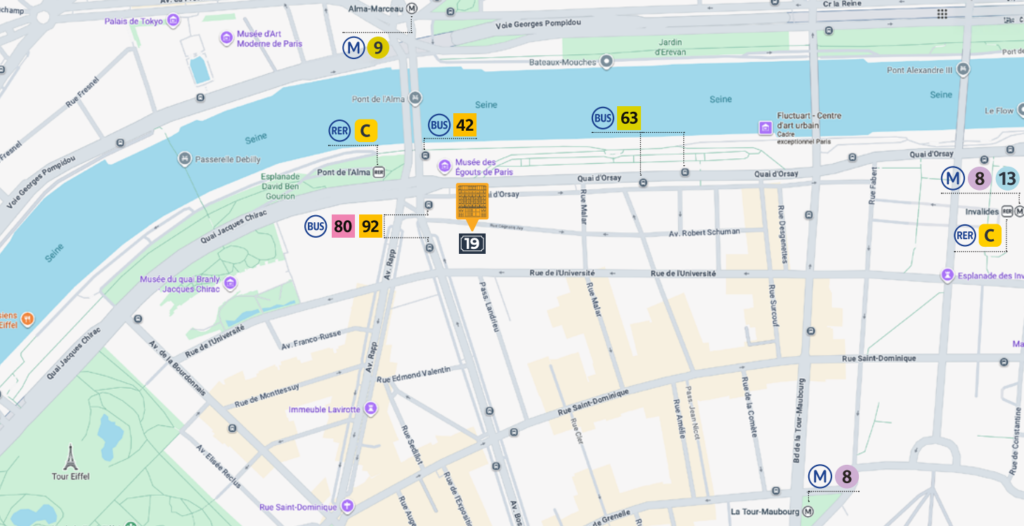 Carte montrant le centre de Paris près de la Seine, avec les stations de métro (M), les arrêts de bus (numéros), les principaux points de repère tels que la Tour Eiffel et les musées, ainsi que l'epsa adresse paris clairement indiquée.